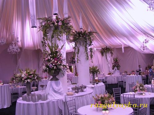 свадебный зал с цветами